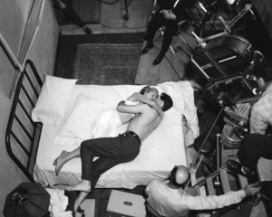 постельная сцена в окружении камер