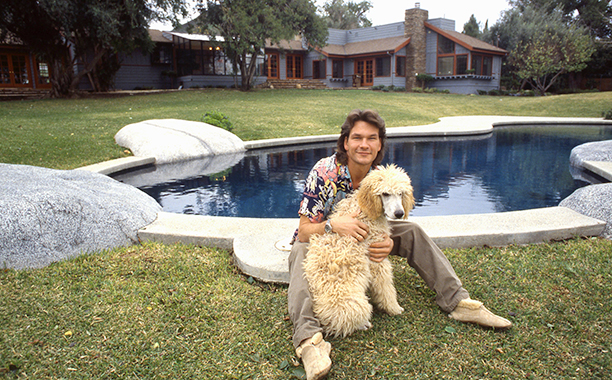 LOS ANGELES - 1987: Actor and dancer Patrick Swayze poses for a portrait with his dog at home in 1987 in Los Angeles, California. (Photo by Michael Ochs Archive/Getty Images)
